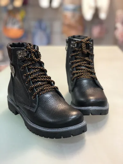 Black and brown boots 6023