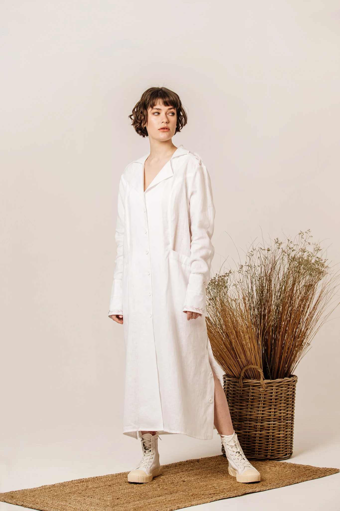Embroidered dress Olivia white V