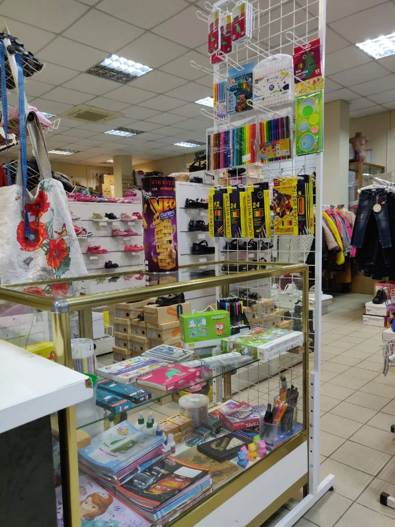 У нас відкрився маленький відділ канцелярії
