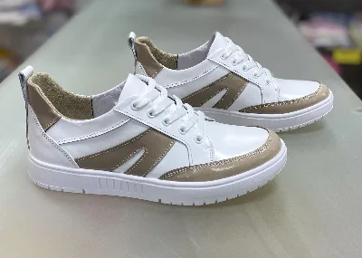 KP110 Sneakers in white and beige