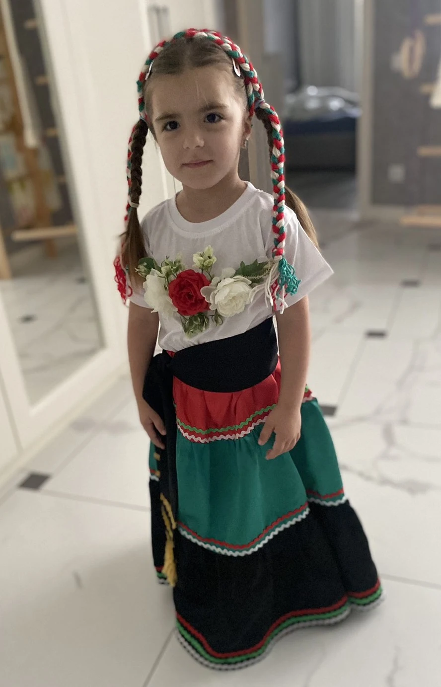 Мексиканський національний костюм для дівчинки