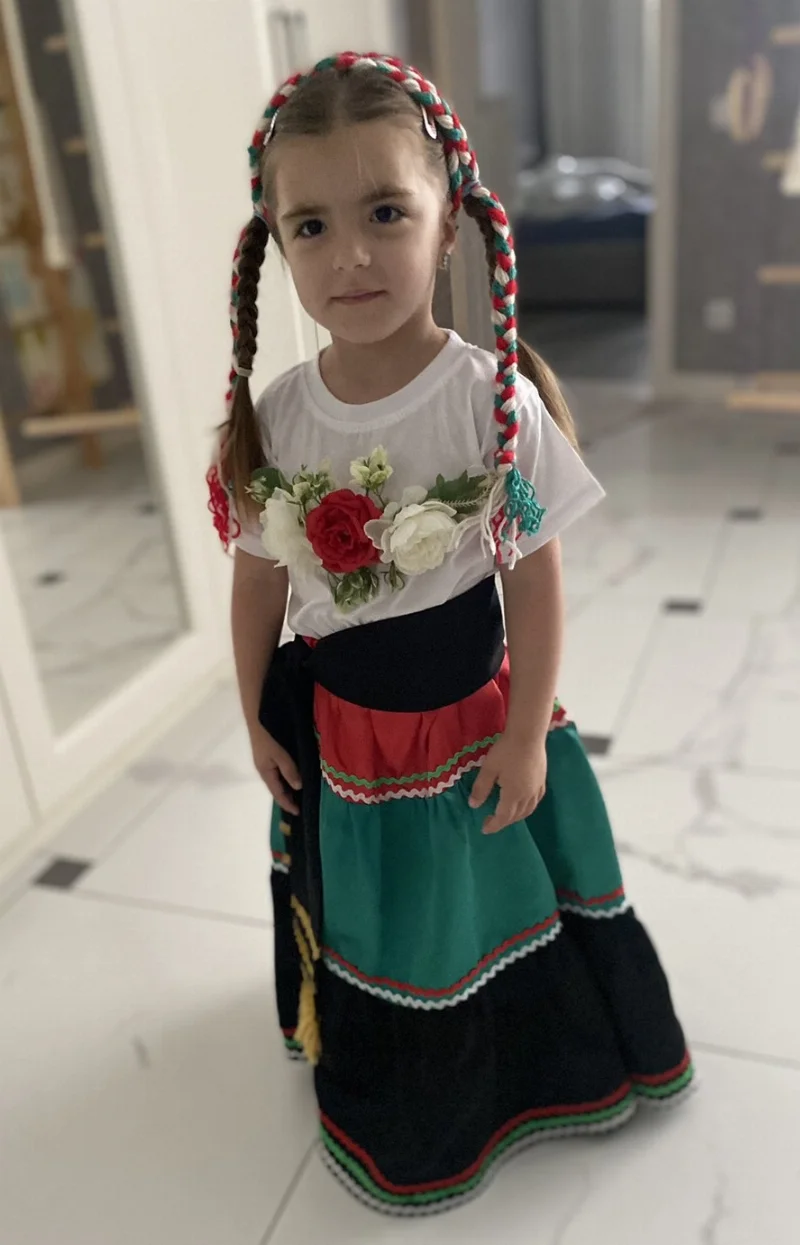 Мексиканський національний костюм для дівчинки