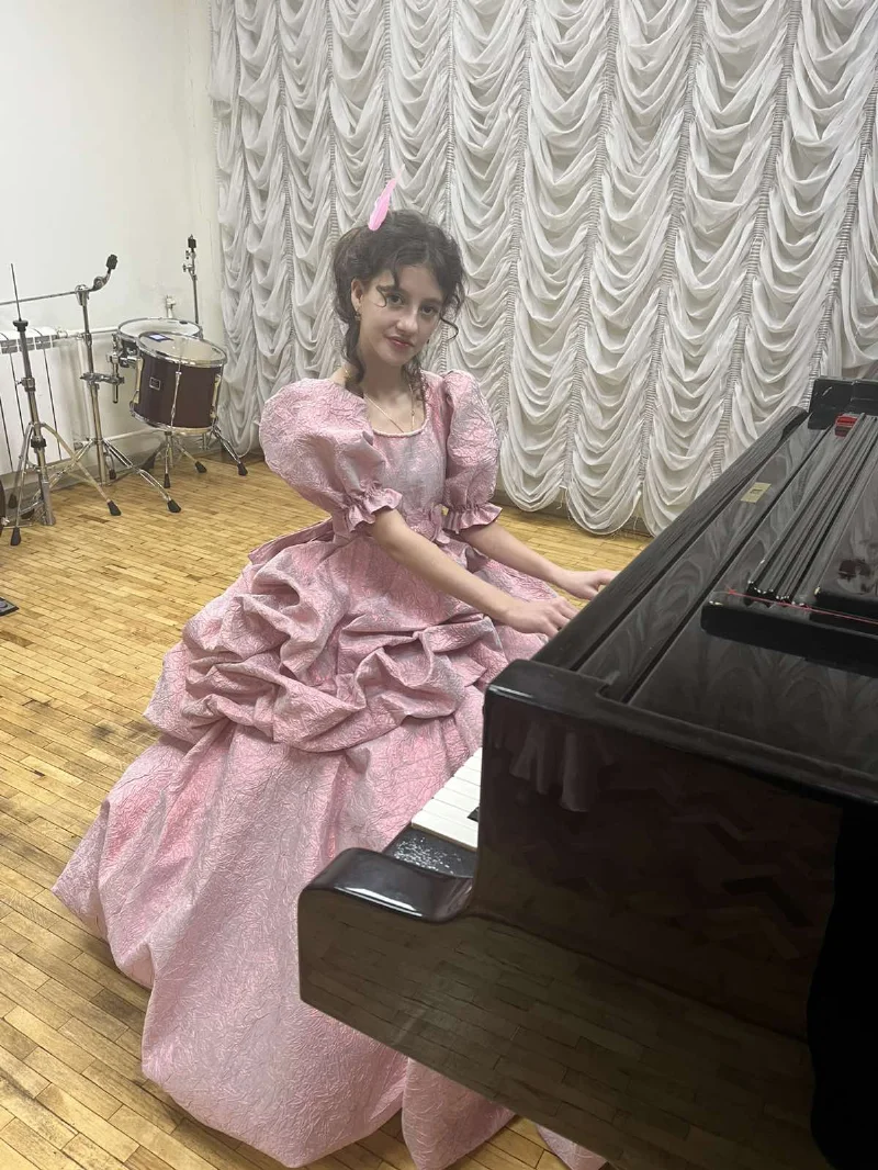 Сукня королева парча пудра
