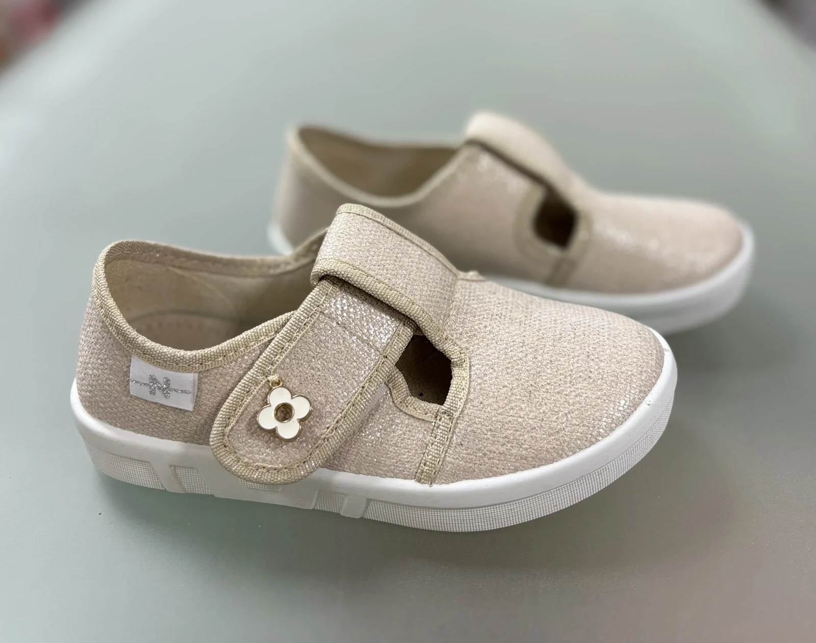 WALDI 311-889 girls' nursery slippers with brooch